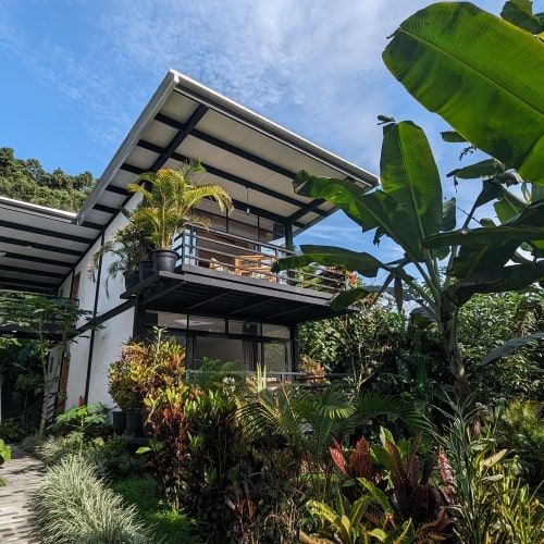 Moderner Bungalow von Las Terrazas de Dana inmitten tropischer Gärten